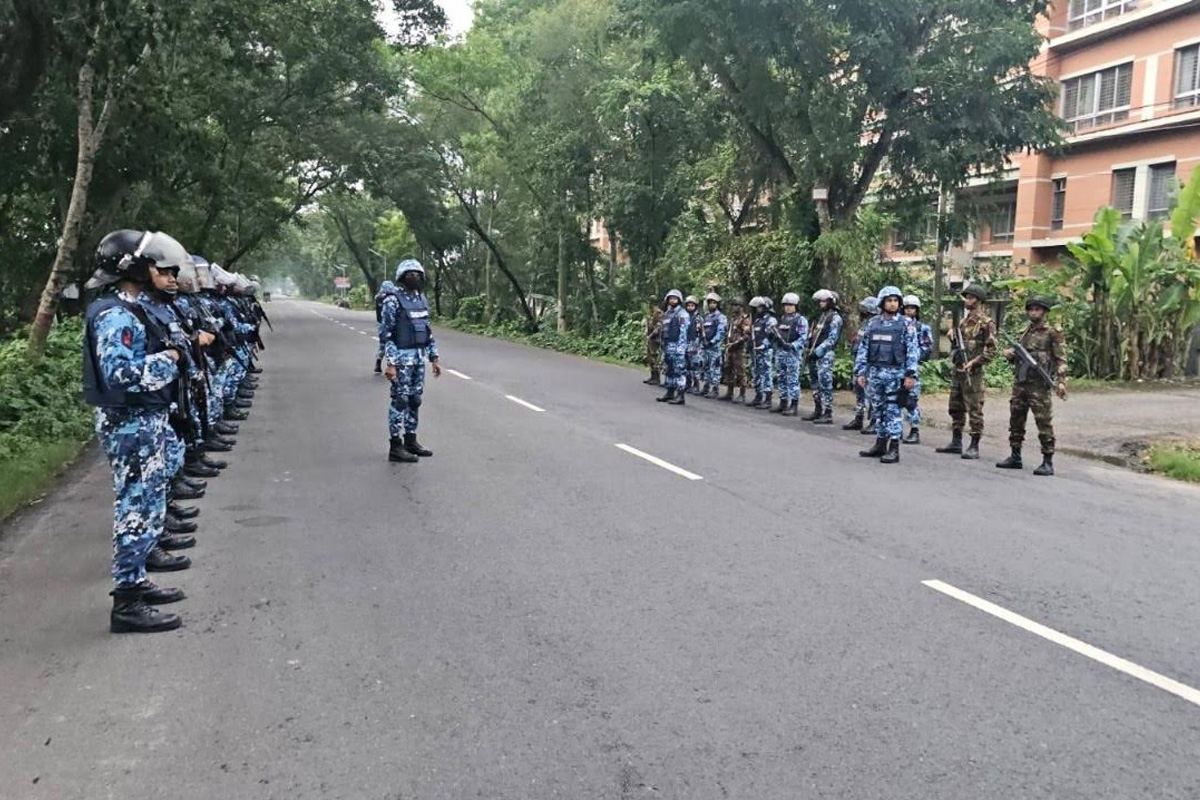 পরিস্থিতি নিয়ন্ত্রণে সেনা-বিজিবির সাথে নামল কোস্ট গার্ড
