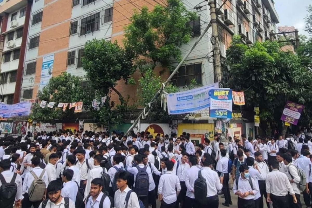 বিক্ষোভে উত্তাল ঢাকা সিটি কলেজ