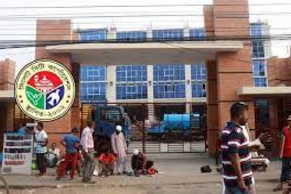 এনসিপির এক পোস্টার ছিঁড়ে সিটি করপোরেশনের ৩ কর্মী বহিষ্কার!