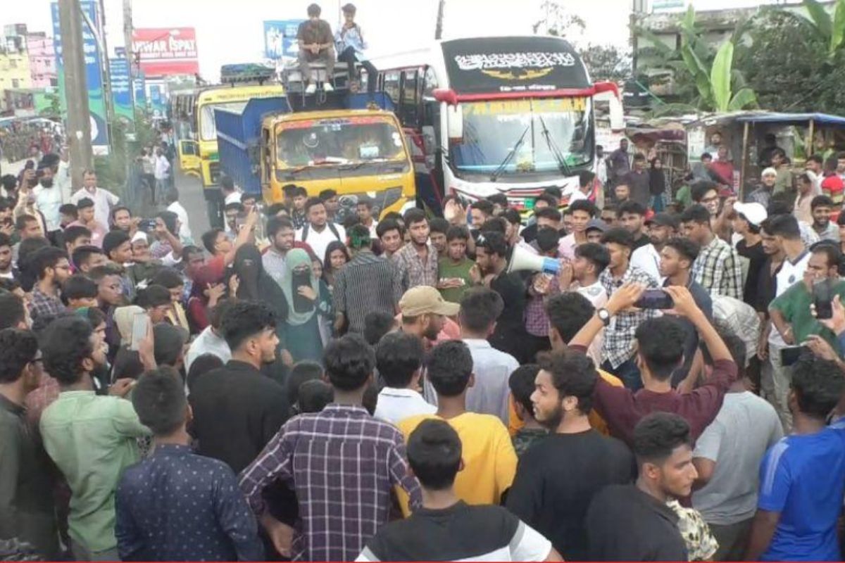 ৬ ঘণ্টা ধরে মহাসড়ক অবরোধ করে রেখেছেন শিক্ষার্থীরা