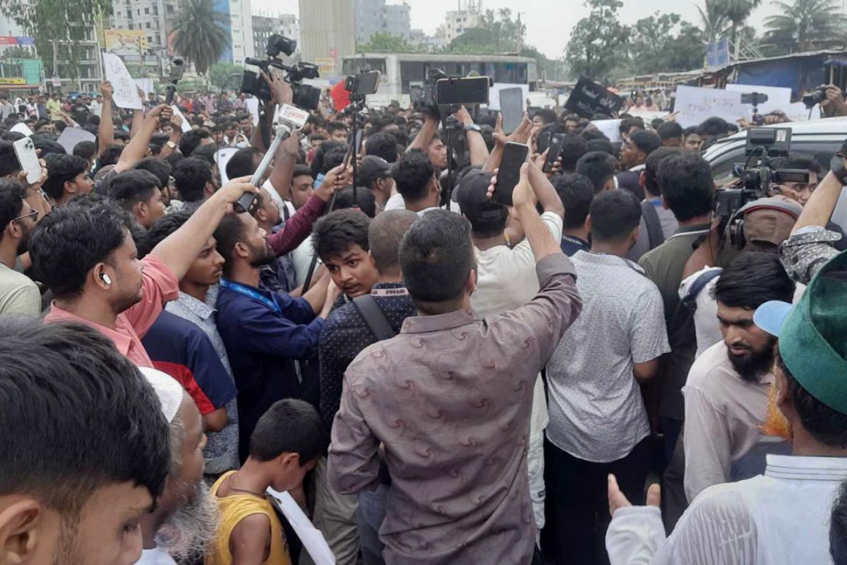বিক্ষোভে রাস্তায় মাইলস্টোন শিক্ষার্থীরা, ৬ দাবি পেশ
