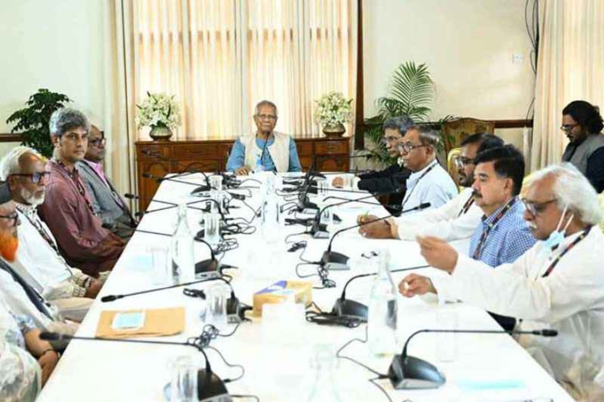 ১৩ রাজনৈতিক দলের সঙ্গে বৈঠকে প্রধান উপদেষ্টা