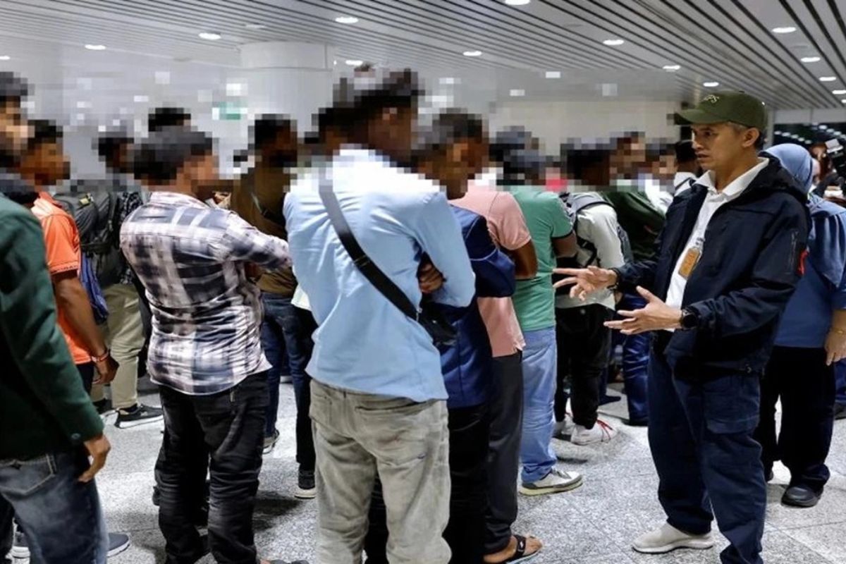 বাংলাদেশিসহ ১৯৮ জনকে ফেরত পাঠালো মালয়েশিয়া