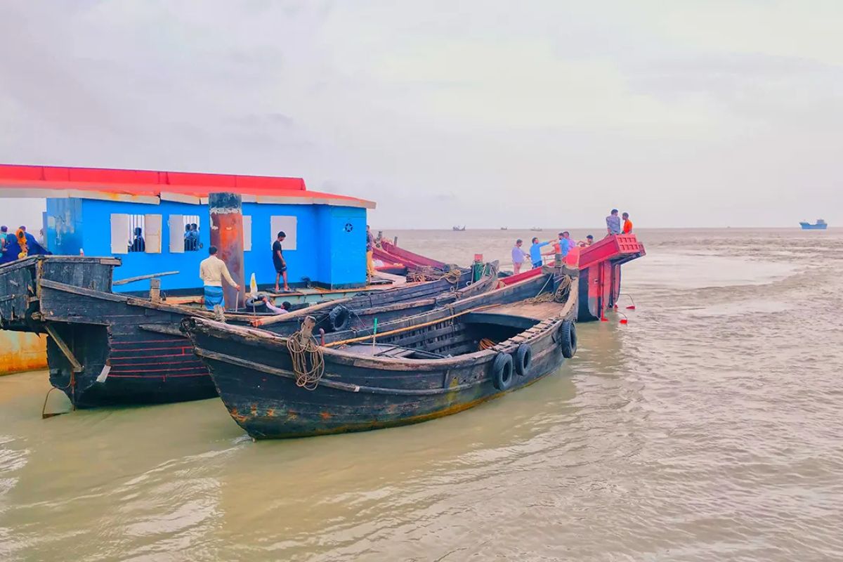 হাতিয়ার সঙ্গে সারাদেশের নৌ-যোগাযোগ বন্ধ