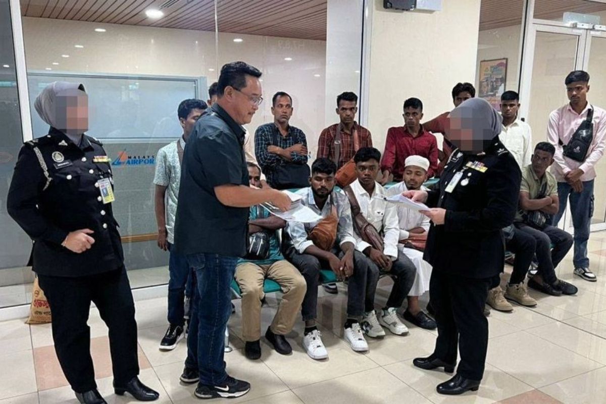 মালয়েশিয়ায় অবতরণের পরই আটক ১৫ বাংলাদেশি