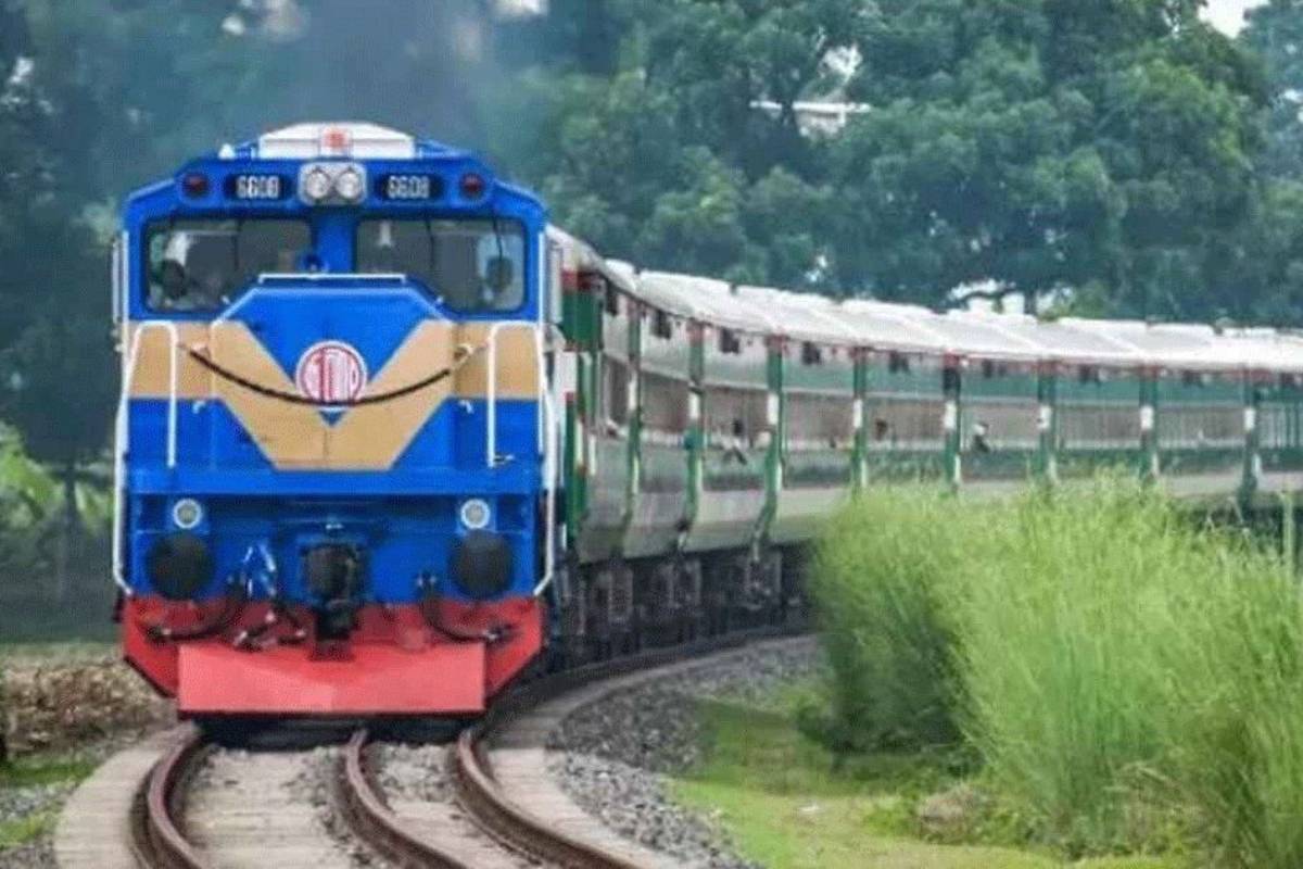 জনসমাগম করতে ৩০ লাখ টাকার ট্রেন ভাড়া করেছে সরকার
