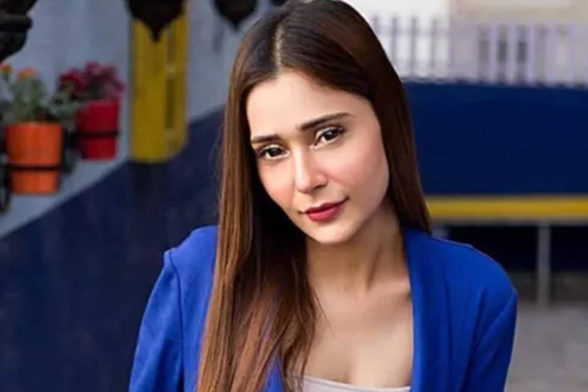 দিল্লির আতিথেয়তায় বিধ্বস্ত সারা খান