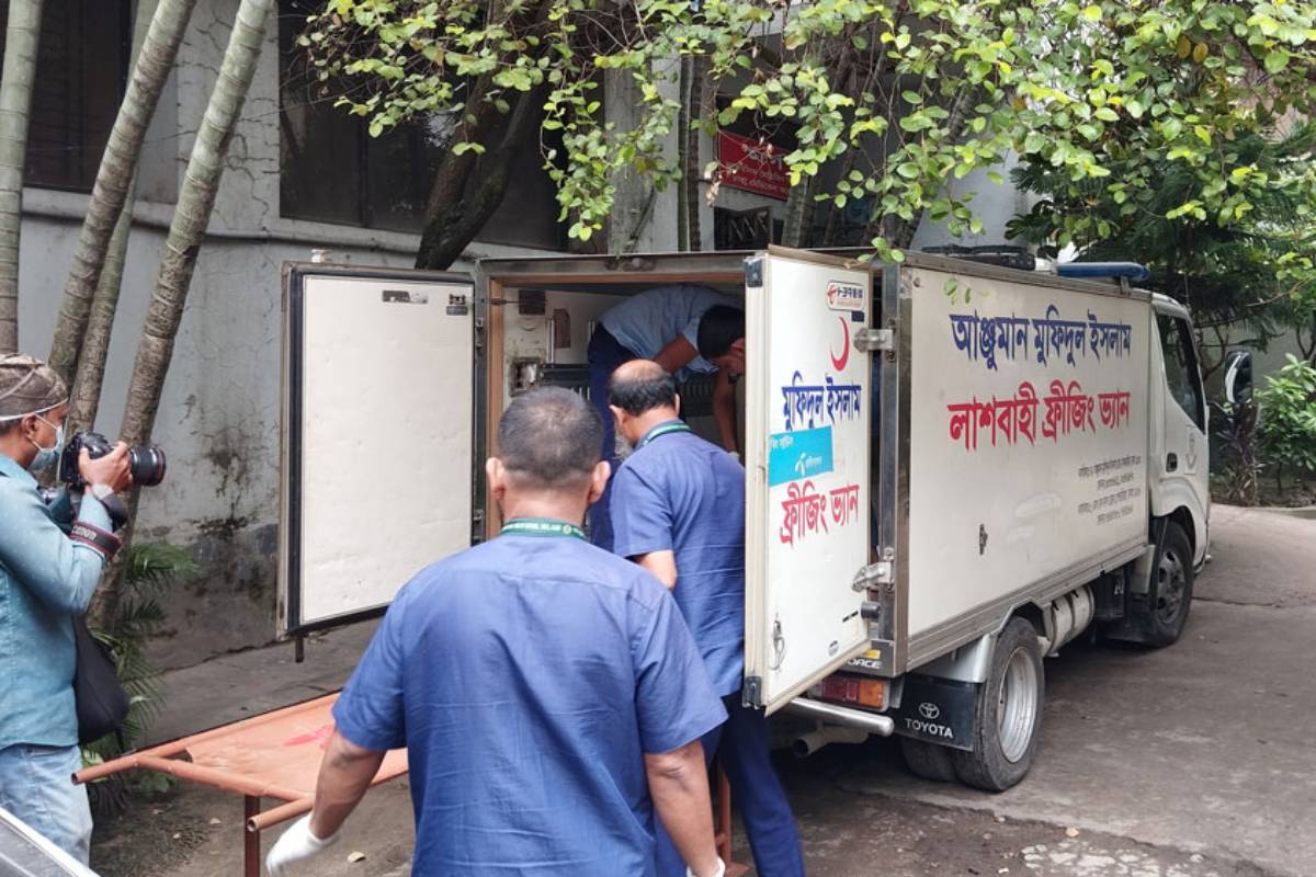 মর্গে এক বছরের অপেক্ষা, জুরাইনে ৬ লাশের দাফন