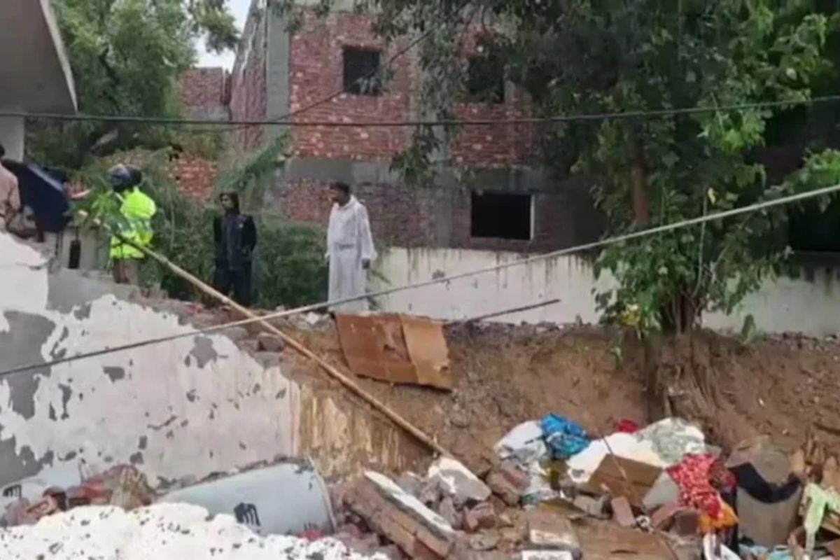 ভারী বর্ষণে দেয়াল ধস: নি’হত ৭
