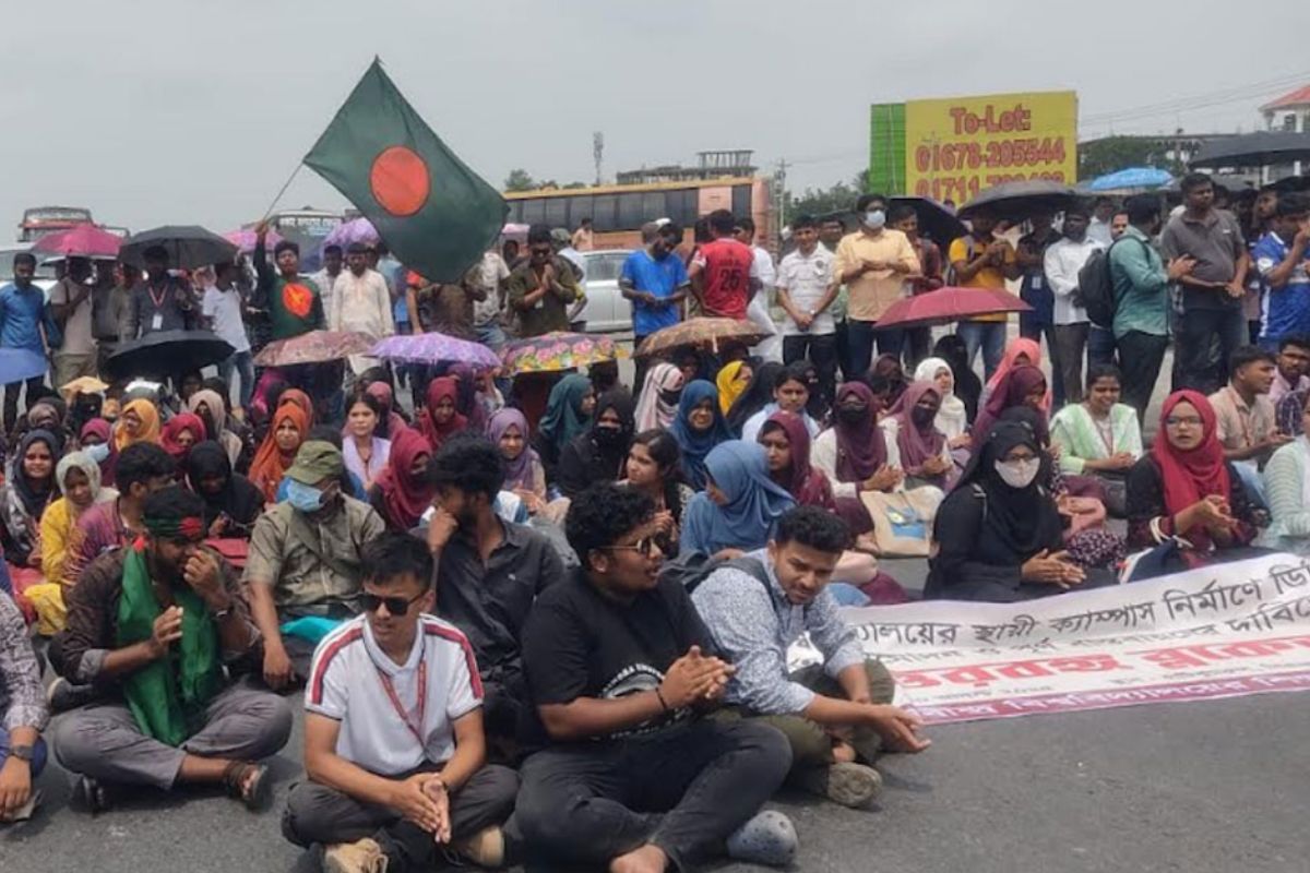 সড়কে ছাত্র আন্দোলন: ঢাকা থেকে উত্তরবঙ্গ যোগাযোগ বন্ধ