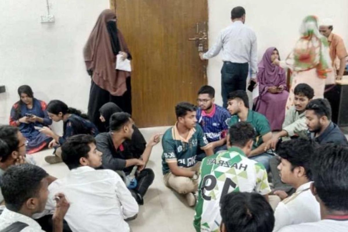 অবরুদ্ধ ঢাকা সেন্ট্রাল ইউনিভার্সিটির প্রশাসক কার্যালয়