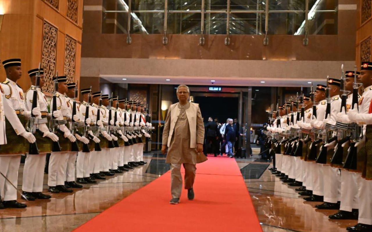 তিন দিনের সফর শেষে দেশে ফিরছেন প্রধান উপদেষ্টা