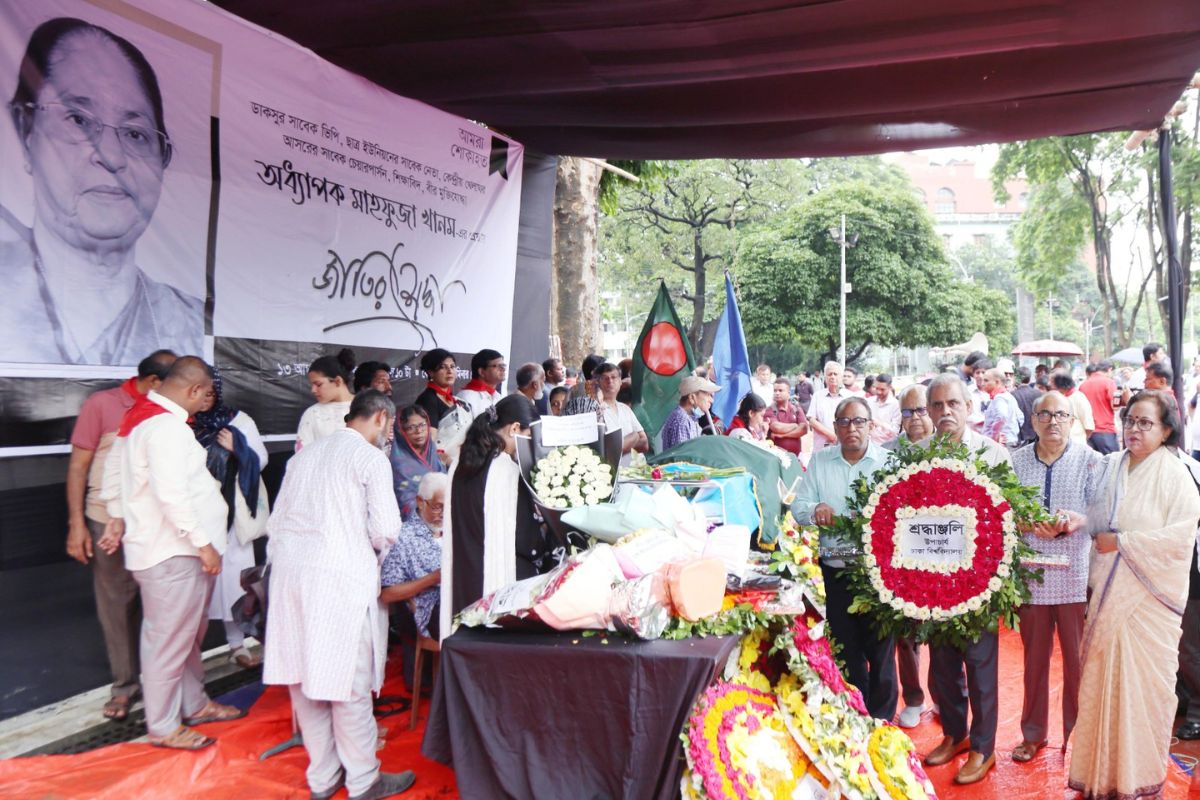 ডাকসুর সাবেক ভিপি মাহফুজা খানমের কফিনে ঢাবির শ্রদ্ধা নিবেদন