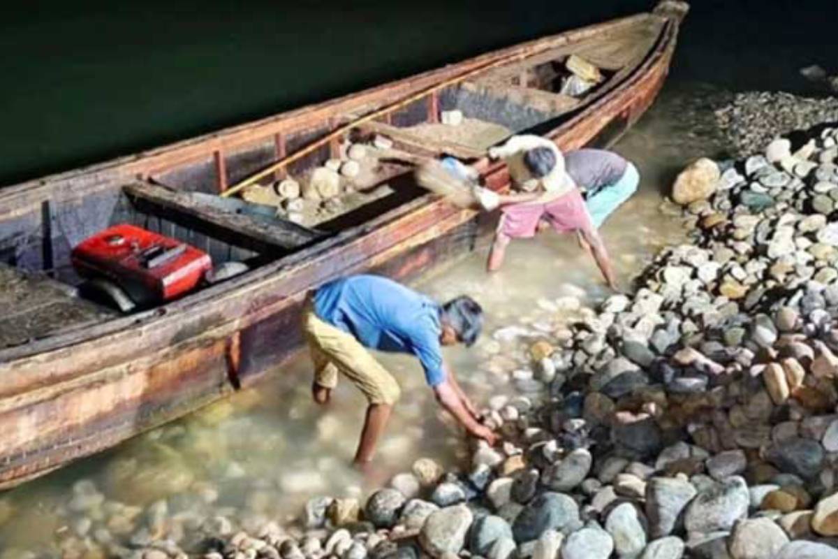 অবৈধ উত্তোলনে লুট হওয়া সাদা পাথর উদ্ধার