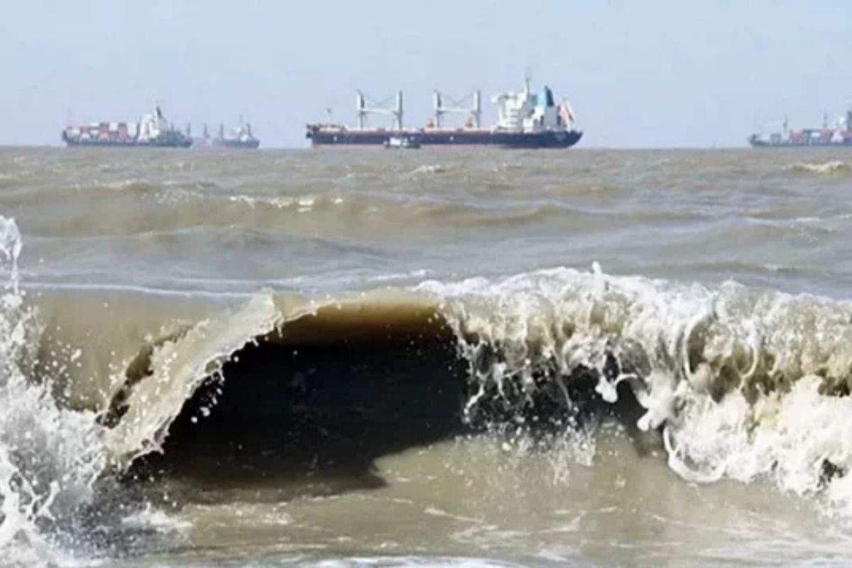 দেশের সব বন্দরে সতর্কসংকেত