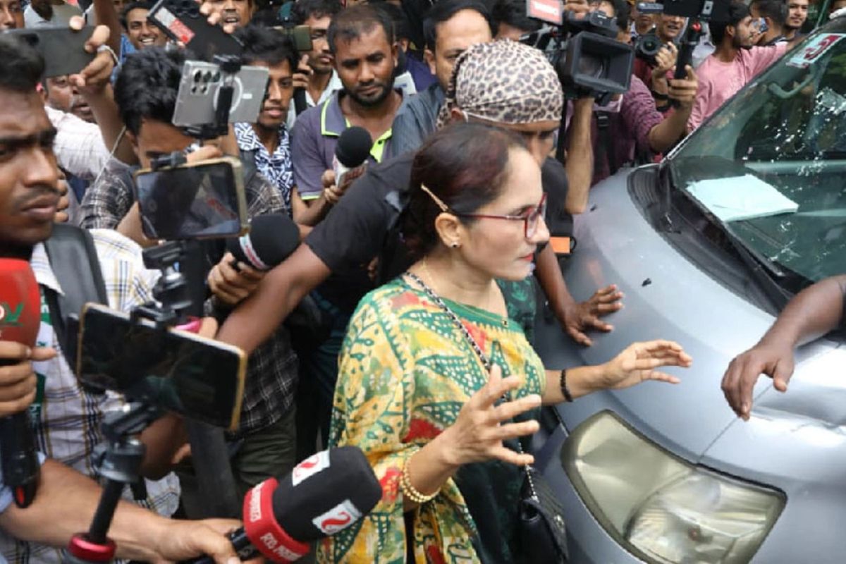 ধানমন্ডি ৩২ নম্বরে উত্তেজনা, ফুল দিতে যাওয়া নারীকে ধাওয়া