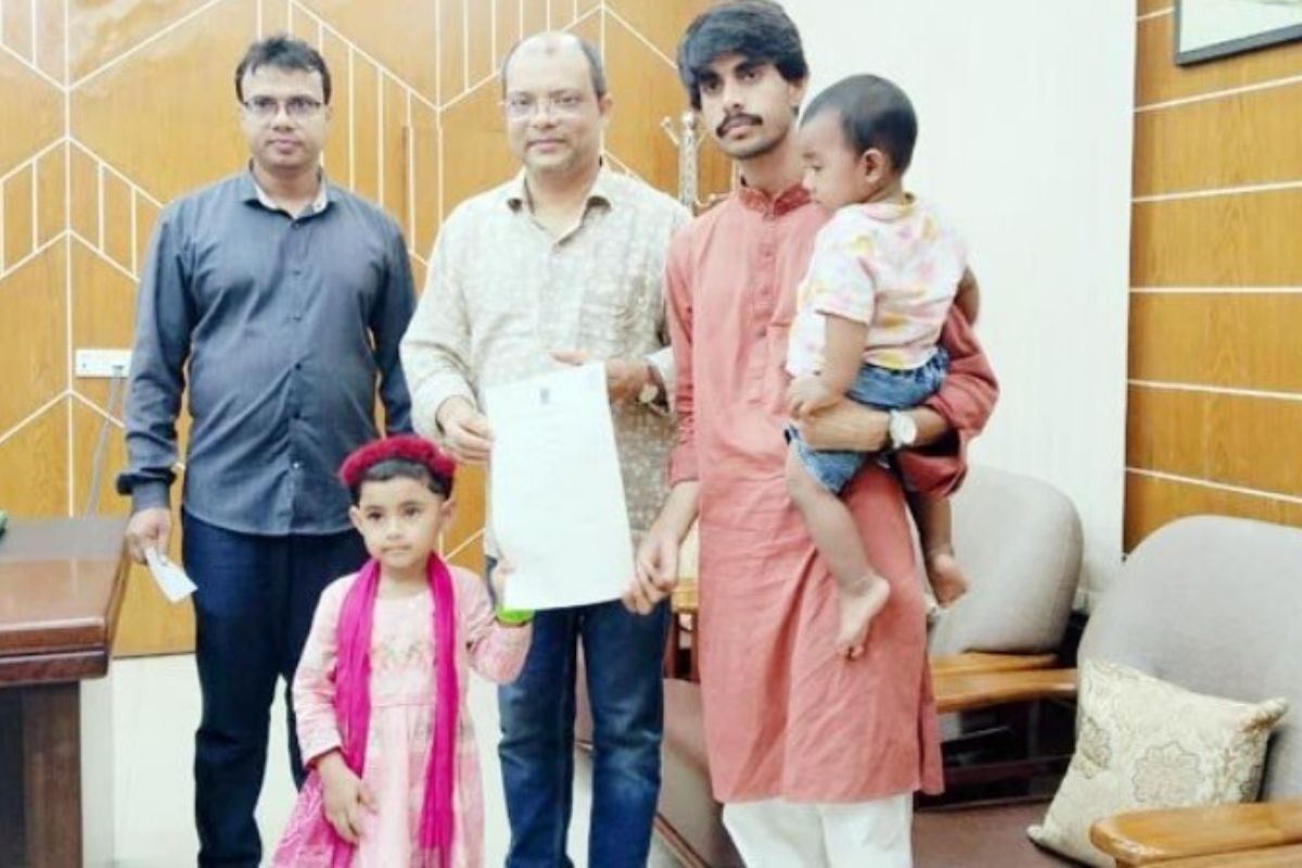 দুই সন্তান নিয়ে ডাকসু নির্বাচনের ফরম নিলেন ঢাবি শিক্ষার্থী