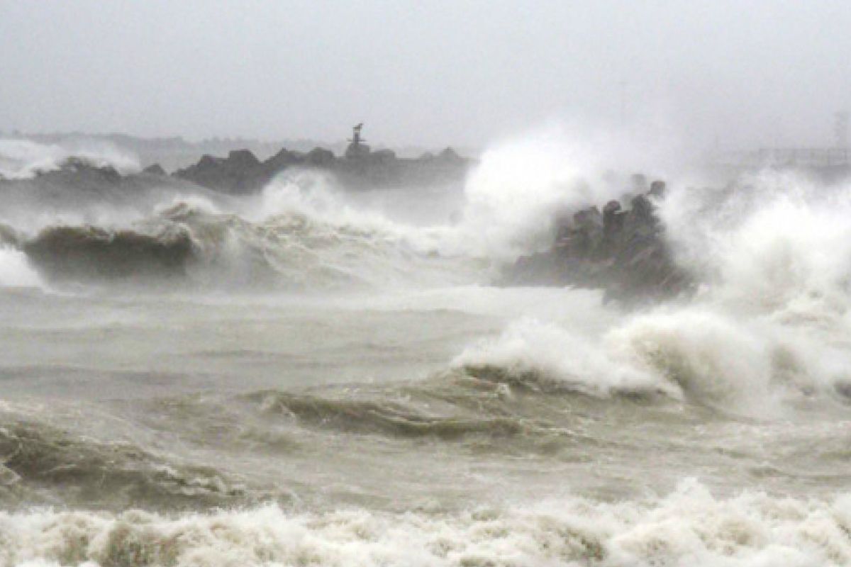 উত্তাল সাগর, উপকূলে ফিরছে সব মাছ ধরার ট্রলার
