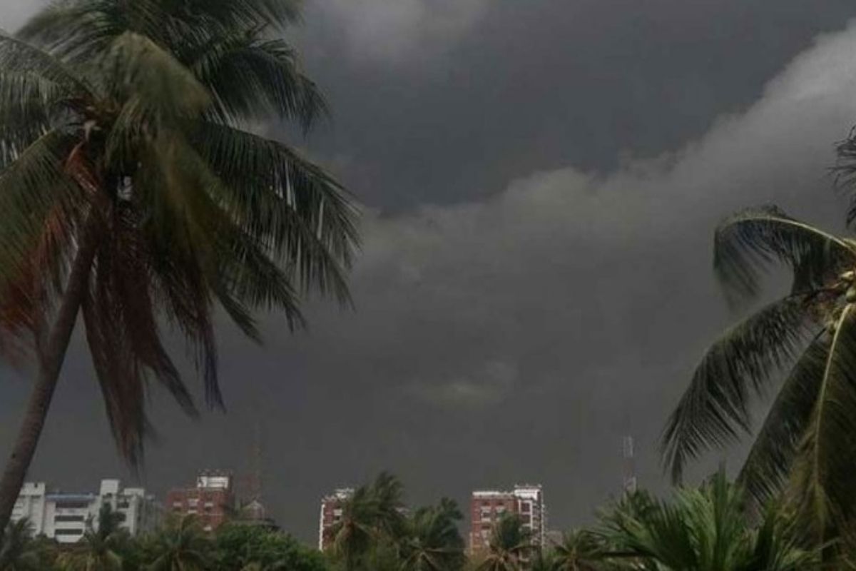 দেশের সাত অঞ্চলে ঝড়বৃষ্টি, নদীবন্দরে সতর্কতা