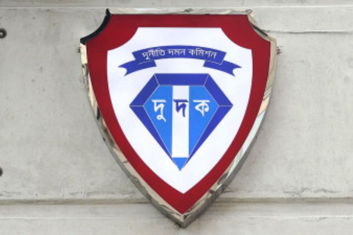 তদন্তে অনিয়ম: দুদকের দুই কর্মকর্তা বরখাস্ত