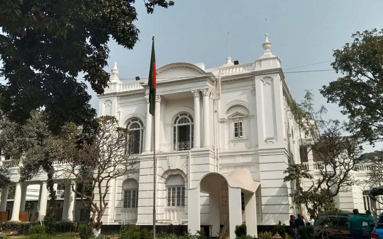 হাসিনার আইনজীবীকে প্রশ্ন: ‘আমি সন্তান হারিয়েছি, আর কী জিজ্ঞেস করবেন?’