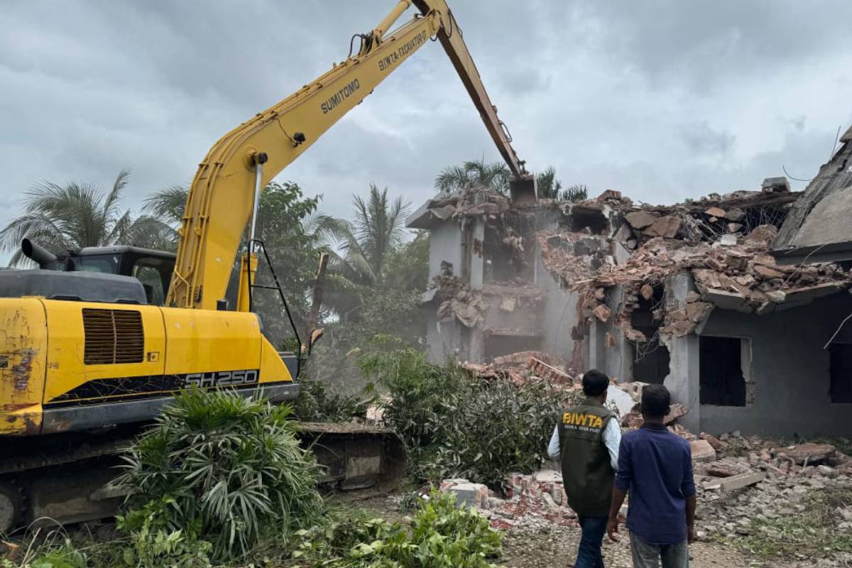 নদীর জায়গা দখল: সাবেক প্রতিমন্ত্রীর অবৈধ বাংলো উচ্ছেদ