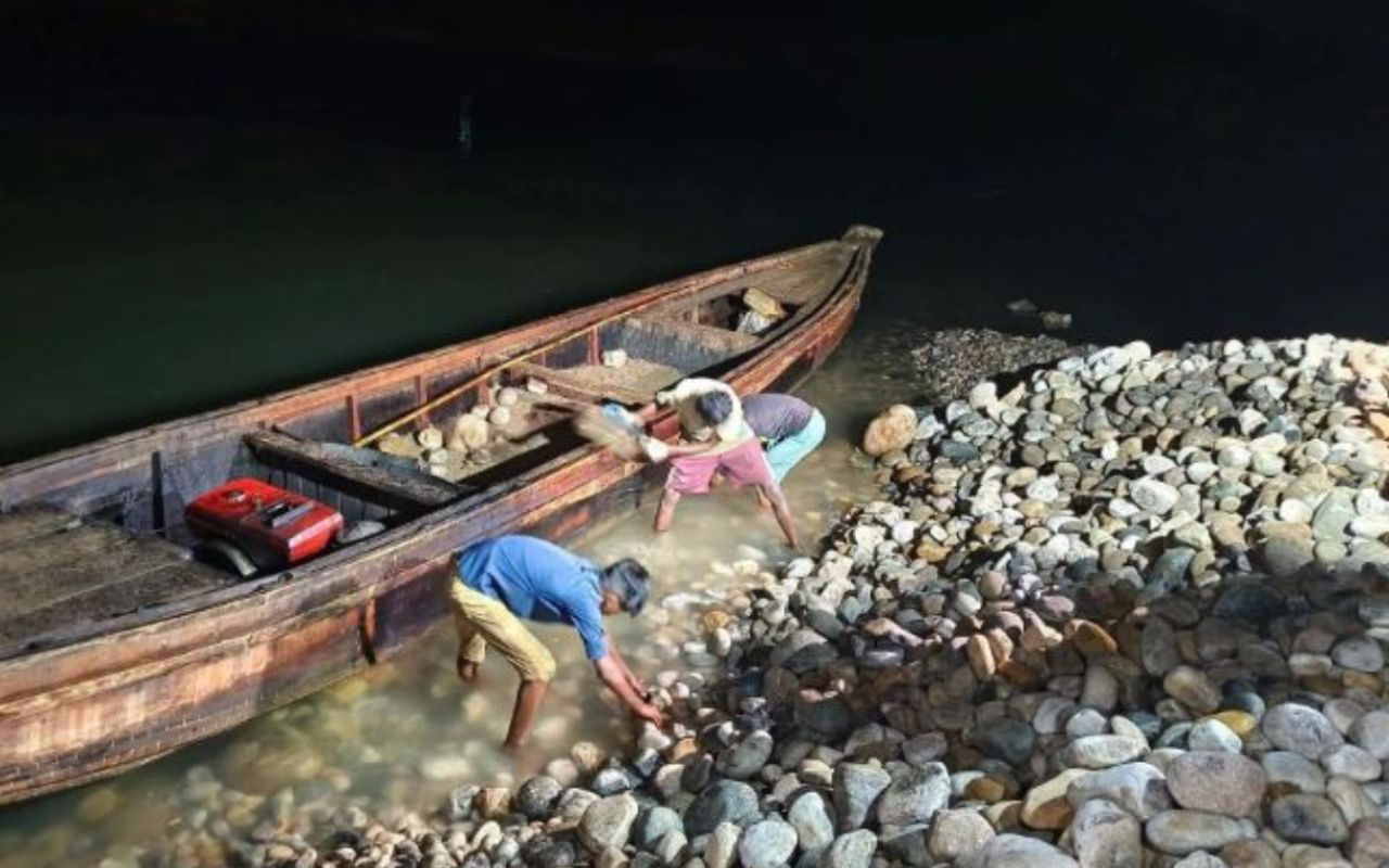 জেলা প্রশাসকের কাছে সাদাপাথর লুটপাটের তদন্ত প্রতিবেদন জমা