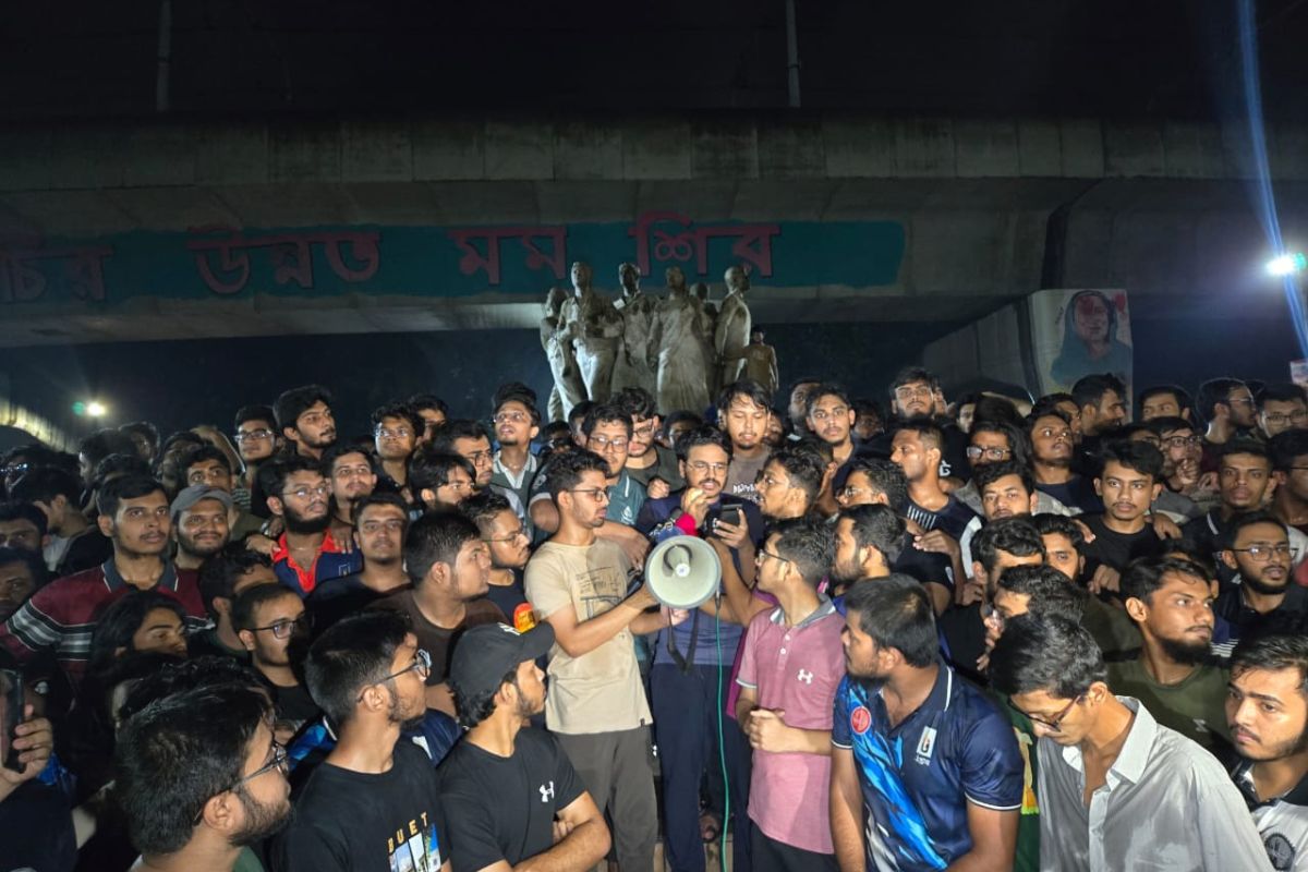 মধ্যরাতে বুয়েট শিক্ষার্থীদের স্লোগানে উত্তাল ঢাকা বিশ্ববিদ্যালয়