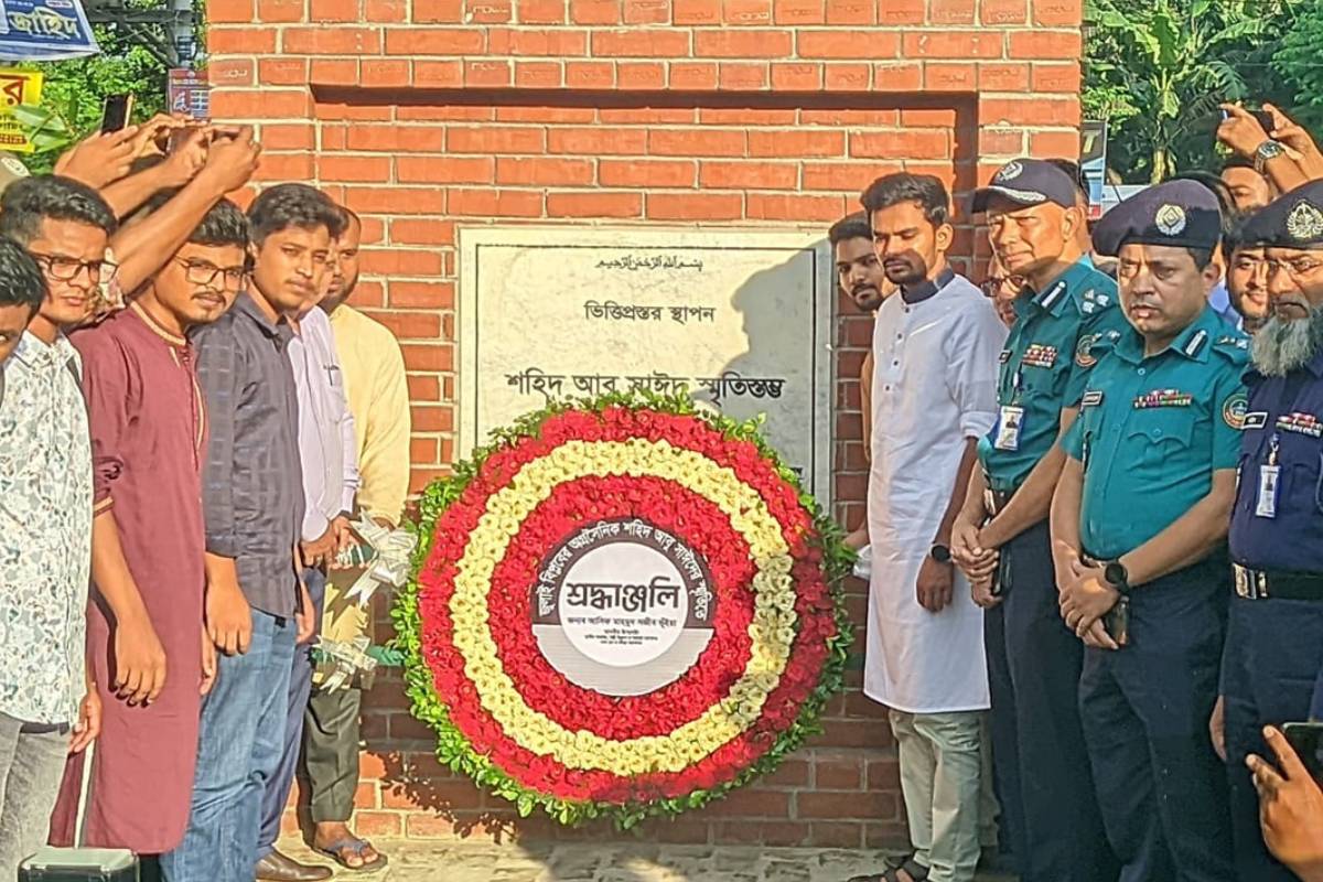 শহিদ আবু সাঈদ স্মৃতিস্মম্ভে উপদেষ্টা সজীবের শ্রদ্ধা
