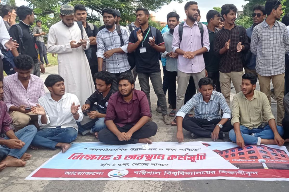 শিক্ষার্থীদের ফের সড়ক অবরোধ: দক্ষিণাঞ্চল অচল করার হুঁশিয়ারি