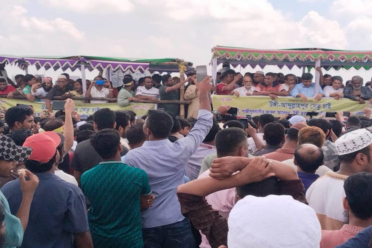 তুরাগ নদে বেইলি ব্রিজ নির্মাণের দাবিতে টঙ্গীতে মহাসড়ক অবরোধ
