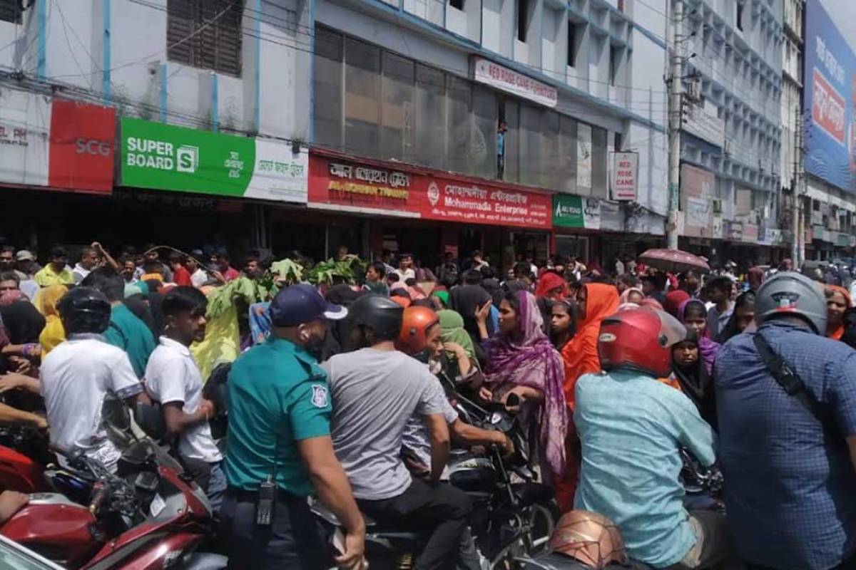 দেড় ঘণ্টা অবরোধের পর সড়ক ছাড়লেন গার্মেন্টস কর্মীরা