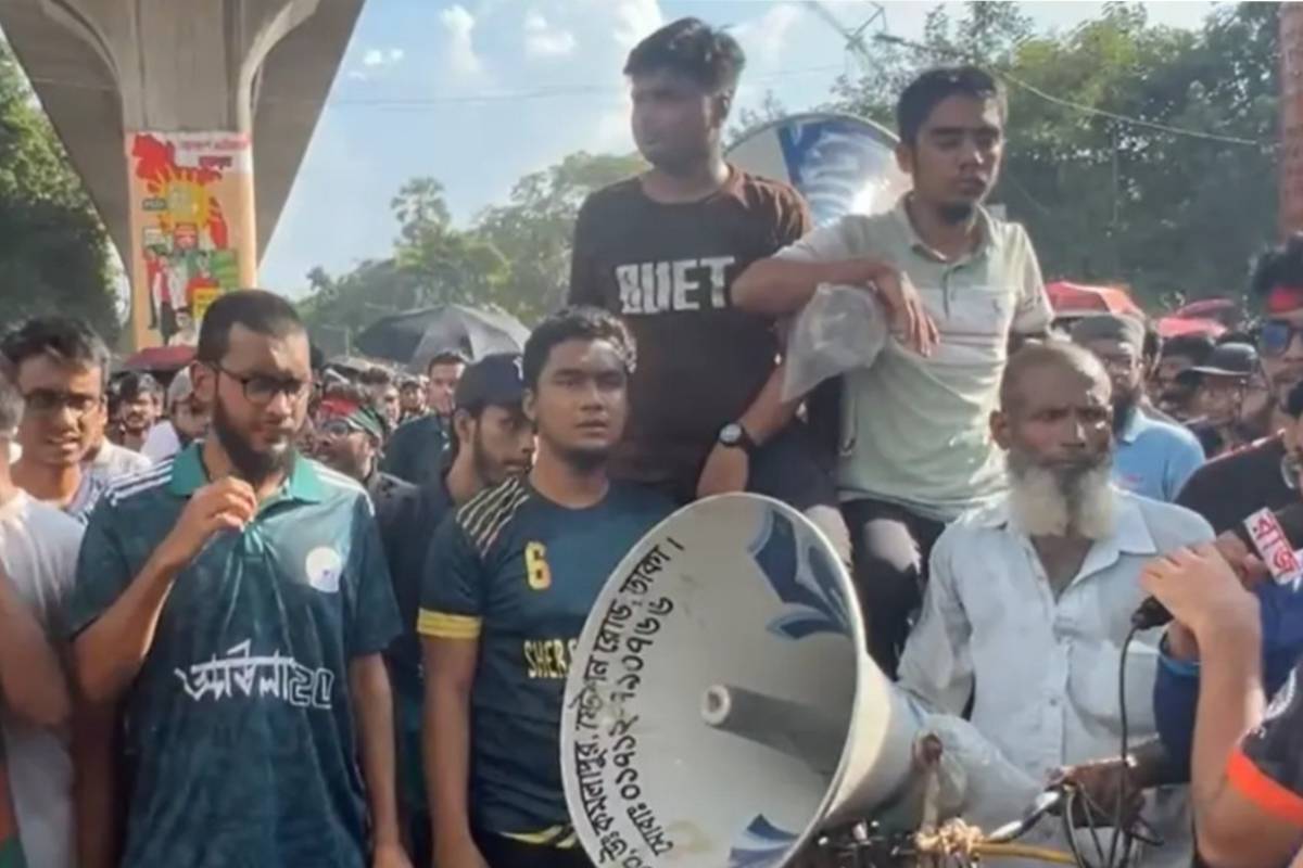 বুয়েট শিক্ষার্থীদের আন্দোলনে অচল শাহবাগ, দুর্ভোগে যাত্রীরা