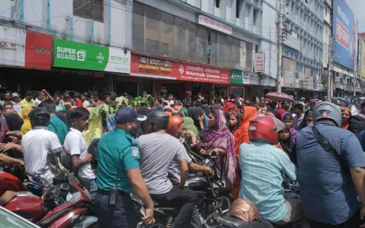 বনানীতে সড়ক অবরোধ, যান চলাচল বন্ধ