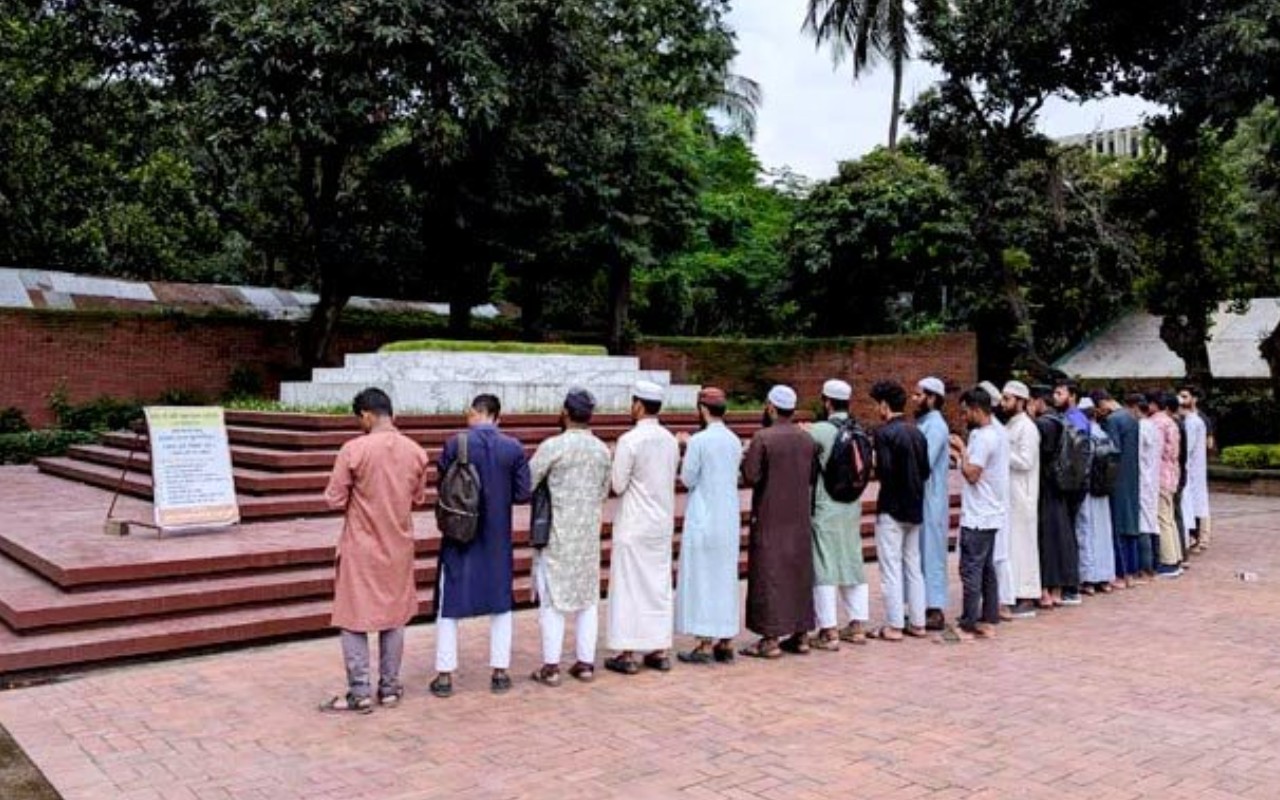 ডাকসু : নজরুলের কবর জিয়ারতের মাধ্যমে প্রচারণায় ‘সচেতন শিক্ষার্থী সংসদ’