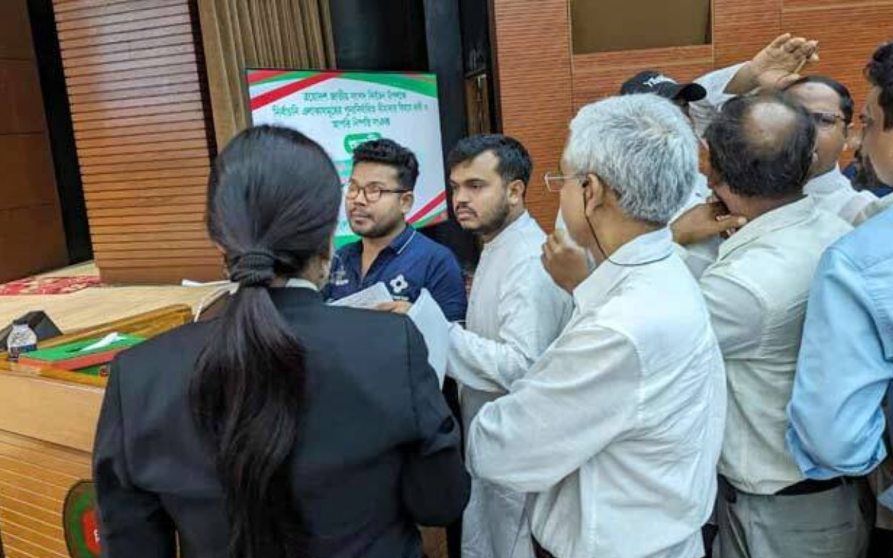 শুনানিতে বিএনপি-এনসিপির মারামারি: ইসির জিডি দায়ের