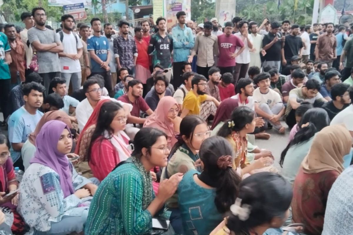 শিক্ষার্থীদের সড়ক অবরোধ, ভোগান্তিতে সাধারণ মানুষ