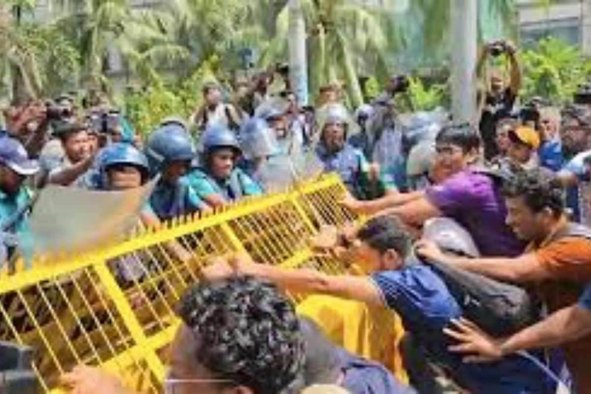 শাহবাগে শিক্ষার্থীদের অবরোধ, পুলিশের সঙ্গে সংঘর্ষ