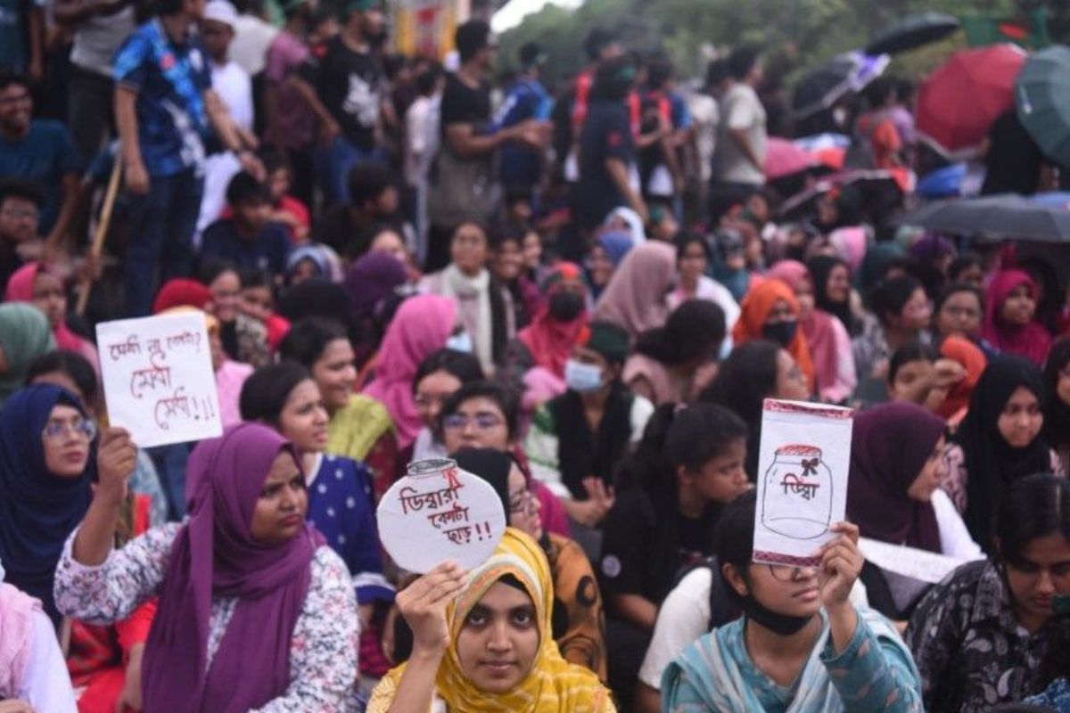 প্রধান উপদেষ্টার বাসভবন অভিমুখে শিক্ষার্থীরা