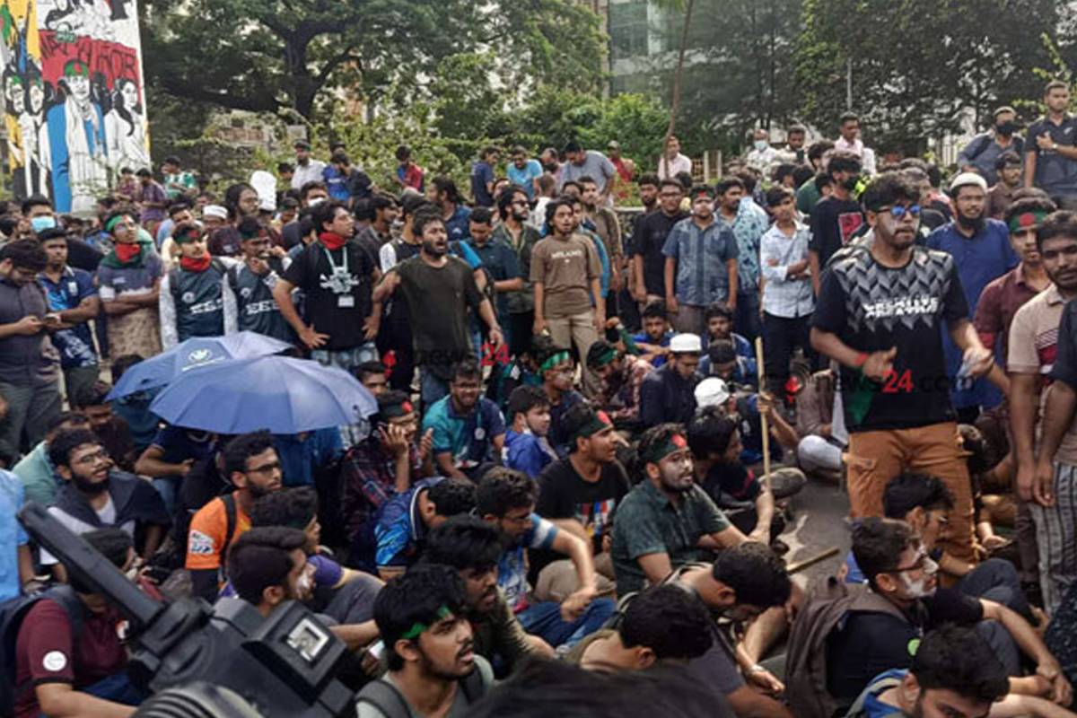 পুলিশি অ্যাকশনেও রাজপথ ছাড়েনি বুয়েট শিক্ষার্থীরা,উত্তপ্ত পরিস্থিতি
