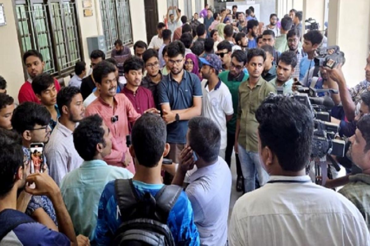রাকসু নির্বাচনে মনোনয়নপত্র সংগ্রহে রেকর্ড সংগ্রহ
