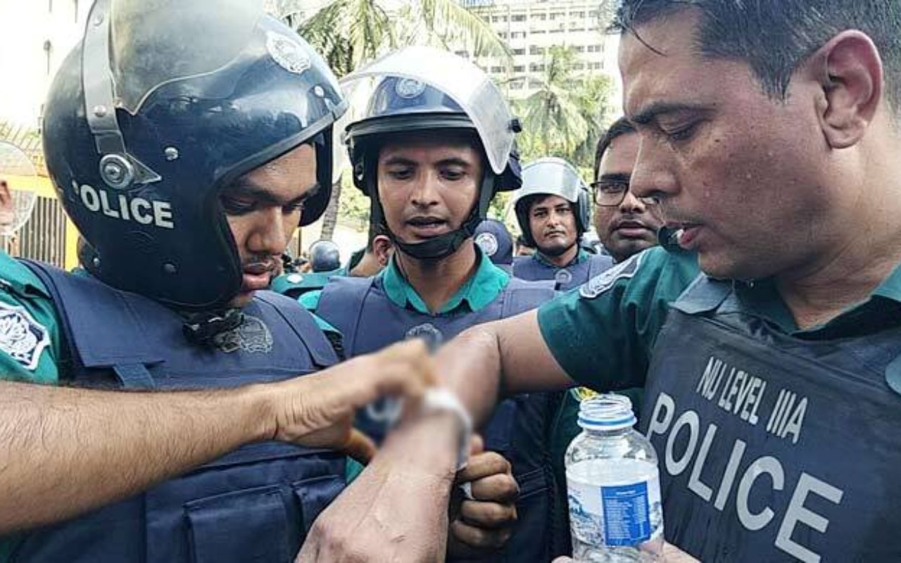 প্রধান উপদেষ্টার বাসভবন অভিমুখে শিক্ষার্থী-পুলিশ সংঘর্ষে ৮ জন আ'হত