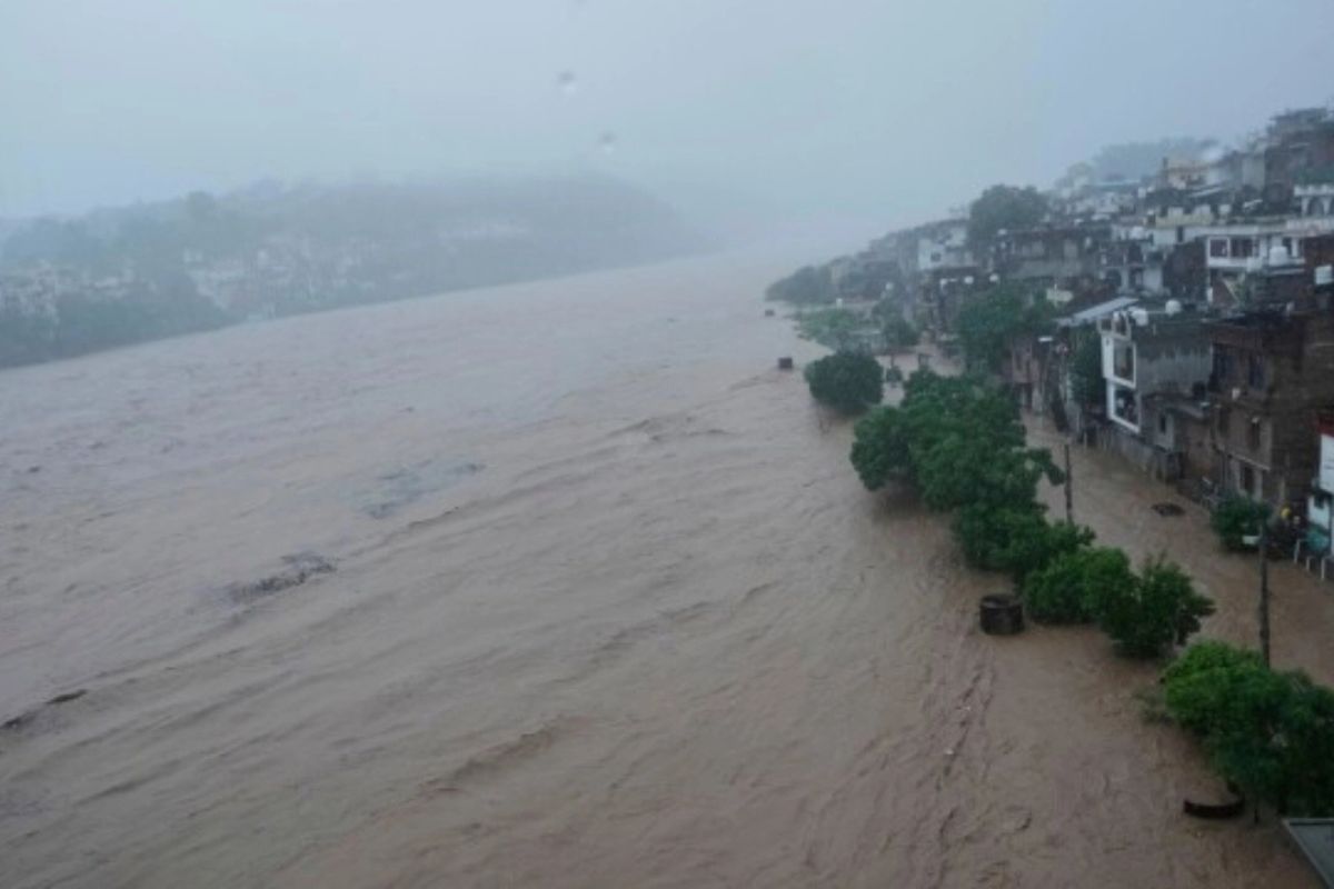 বাঁধ খুলে দিয়েছে ভারত, নিরাপদ আশ্রয়ে লাখো মানুষ