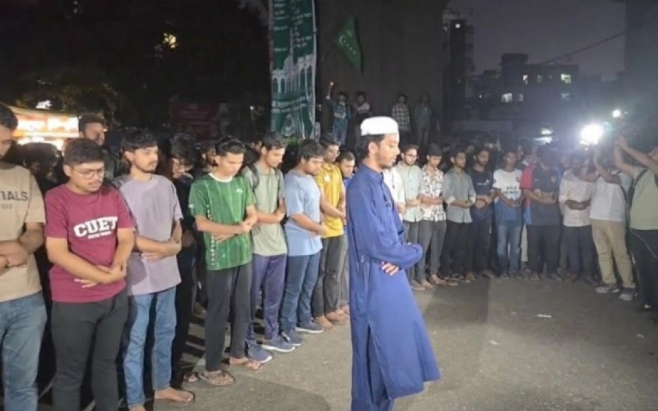 সড়ক অবরোধের পর সরকারের গায়েবী জানাজা পড়ল শিক্ষার্থীরা