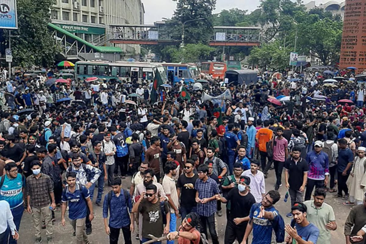 কমপ্লিট শাটডাউন কর্মসূচিতে প্রকৌশল শিক্ষার্থীরা