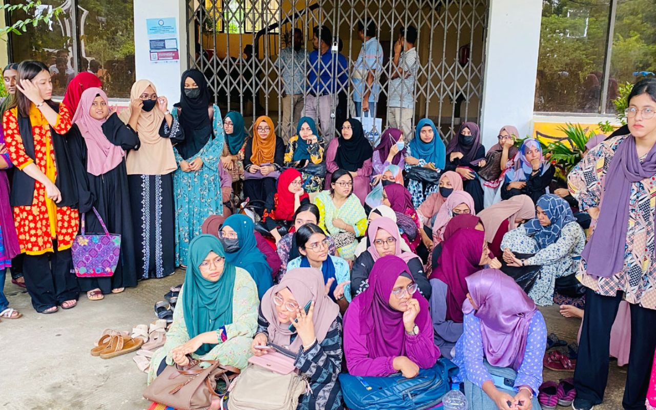 নোবিপ্রবিতে ডিগ্রি জটিলতা নিয়ে শিক্ষার্থীদের বিক্ষোভ