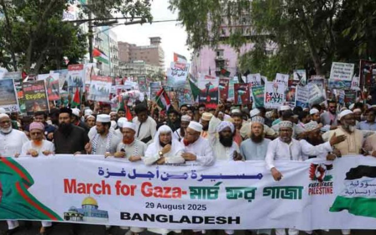 গা'জায় গণহ'ত্যা বন্ধের দাবিতে উত্তাল ঢাকা