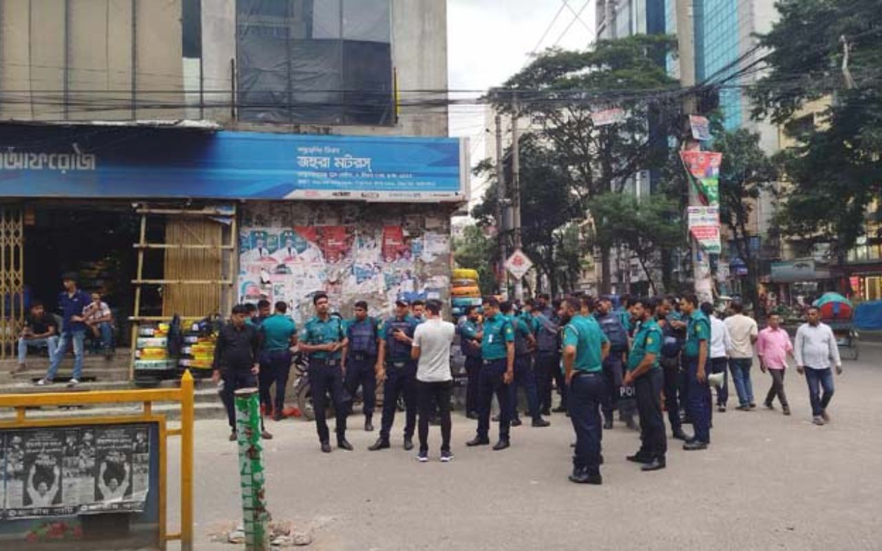 জাপার কার্যালয়ে নেতাকর্মীদের ভিড়, কড়া পাহারায় পুলিশ