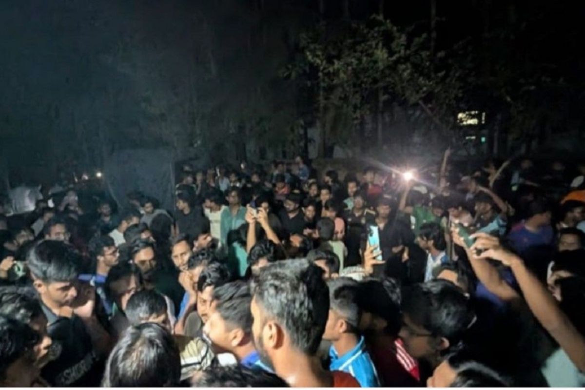 চট্টগ্রাম বিশ্ববিদ্যালয়ে ছাত্রী মারধরে সংঘর্ষ, আহত ২০-এর বেশি