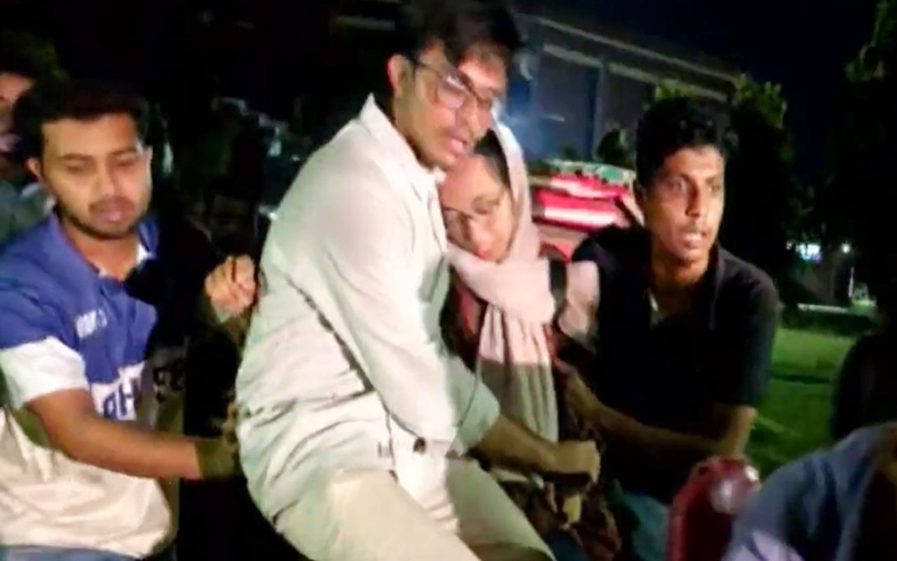 বাকৃবিতে আন্দোলনরত শিক্ষার্থীদের ওপর বহিরাগতদের হামলা